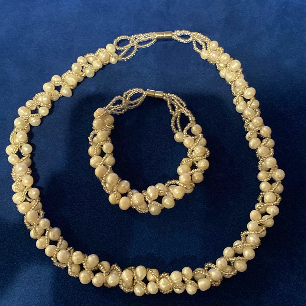 Beautiful set of pearls, bracelet and necklace